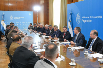 Buenos Aires, Argentina.- En las fotos tomadas el 17 de abril del 2023, el ministro de Economía, Sergio Massa, y el presidente de la AFA, Claudio "Chiqui" Tapia, anunciaron que la Argentina será la sede del próximo campeonato Mundial Sub-20, que se realizará desde el próximo 20 de mayo al 11 de junio, informaron fuentes del Palacio de Hacienda.