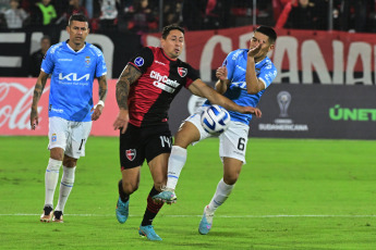 Rosario, Argentina.- En las fotos tomadas el 18 de abril del 2023, durante el encuentro entre Newell’s Old Boys y Blooming por la Copa Sudamericana 2023, en el Estadio Marcelo Bielsa. Con goles de Portillo (doblete) y Reasco, Newell’s, derrotó 3-0 a Blooming, en un partido que consagró el liderato del equipo rosarino en el seno del Grupo E.