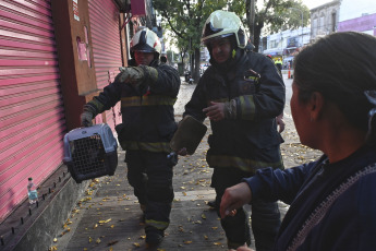 Buenos Aires, Argentina.- En las fotos tomadas el 26 de abril del 2023, la Policía de la Ciudad, Bomberos y el SAME reanudaron las tareas de búsqueda tras el derrumbe de una vivienda tipo PH de dos pisos, que se desplomó este martes (25) en el barrio porteño de Floresta y se cobró la vida de un hombre de 19 años y una niña de 12 años. Aunque al principio se habló de tres personas desaparecidas, el Ministerio de Seguridad porteño confirmó que solo está desaparecida una mujer de 71 años.