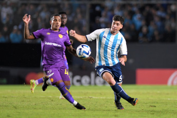 Buenos Aires, Argentina.- In the photos taken on April 20, 2023, during the match between Racing Club and Aucas from Ecuador in a match valid for the second day of the Copa Libertadores at the Presidente Perón stadium, in Avellaneda. Racing beat Aucas 3-2 and positioned itself as the sole leader of group A, which it also shares with Flamengo and Ñublense.