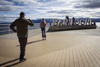 Bariloche, Argentina.- En las fotos tomadas el 9 de abril del 2023, turistas disfrutaban de la semana santa. El secretario de Relaciones Institucionales de la Confederación Argentina de Turismo (CAT), Horacio Reppucci, afirmó que el fin de semana largo tuvo un “récord” de turistas por Semana Santa, “con un 4% más de ocupación y 2,7 millones turistas que se han movilizado a lo largo de todo el país”.