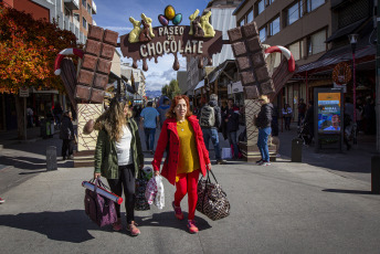 Bariloche, Argentina.- En las fotos tomadas el 9 de abril del 2023, turistas disfrutaban de la semana santa. El secretario de Relaciones Institucionales de la Confederación Argentina de Turismo (CAT), Horacio Reppucci, afirmó que el fin de semana largo tuvo un “récord” de turistas por Semana Santa, “con un 4% más de ocupación y 2,7 millones turistas que se han movilizado a lo largo de todo el país”.