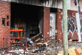 Buenos Aires, Argentina.- En las fotos tomadas el 25 de abril del 2023, muestra el lugar de la explosión en una vivienda en la localidad de Santos Lugares en la provincia de Buenos Aires. El hecho, dejó al menos seis heridos y se habría producido a raíz de una gran fuga de gas, por lo que 40 familias debieron ser evacuadas en un radio de 100 metros, informaron fuentes del partido bonaerense de Tres de Febrero.