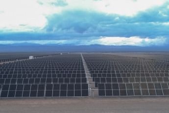 San Juan, Argentina.- En las fotos tomadas el 19 de abril del 2023, muestra el Parque Solar Zonda ubicado en la localidad de Bella Vista, Iglesia en la provincia de San Juan. El parque generará energía solar fotovoltaica por un total de 300 MW, en tres etapas de 100 MW cada una, equivalente al consumo de más de 240.000 hogares, de la mano de un proyecto que permitirá duplicar la capacidad de generación solar instalada en San Juan.