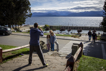 Bariloche, Argentina.- En las fotos tomadas el 9 de abril del 2023, turistas disfrutaban de la semana santa. El secretario de Relaciones Institucionales de la Confederación Argentina de Turismo (CAT), Horacio Reppucci, afirmó que el fin de semana largo tuvo un “récord” de turistas por Semana Santa, “con un 4% más de ocupación y 2,7 millones turistas que se han movilizado a lo largo de todo el país”.