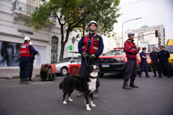 Buenos Aires, Argentina.- En las fotos tomadas el 26 de abril del 2023, la Policía de la Ciudad, Bomberos y el SAME reanudaron las tareas de búsqueda tras el derrumbe de una vivienda tipo PH de dos pisos, que se desplomó este martes (25) en el barrio porteño de Floresta y se cobró la vida de un hombre de 19 años y una niña de 12 años. Aunque al principio se habló de tres personas desaparecidas, el Ministerio de Seguridad porteño confirmó que solo está desaparecida una mujer de 71 años.