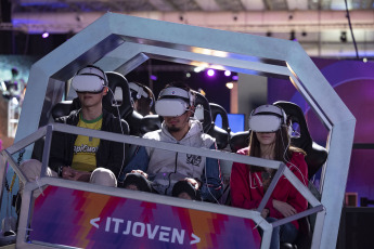 Buenos Aires, Argentina.- En las fotos tomadas el 20 de abril del 2023, muestra la feria IT Joven, que comenzó este miércoles en Tecnópolis con una amplia participación de jóvenes y autoridades que recorrieron la muestra compuesta por las principales empresas de tecnología, robótica y desarrollo de ciencia del país en conjunto con más de 20 universidades que durante cinco días buscará promover el interés sobre los últimos avances de la tecnología en jóvenes que empiezan a integrarse al mundo digital.