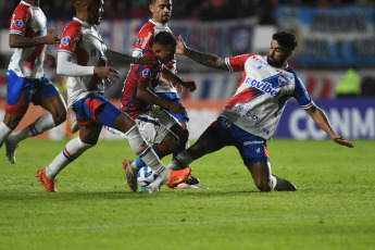 Buenos Aires, Argentina.- En las fotos tomadas el 20 de abril del 2023, durante el partido entre San Lorenzo y Fortaleza en el estadio Pedro Bidegain por la 2 fase de grupos de la Copa Sudamericana 2023. Fortaleza de Brasil derrotó por 0-2 a San Lorenzo. Los goles del portero Augusto Batalla, en contra, y Guilherme le permitieron al conjunto brasileño quedar como líder con puntuación ideal de seis unidades.