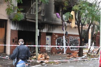 Buenos Aires, Argentina.- En las fotos tomadas el 25 de abril del 2023, muestra el lugar de la explosión en una vivienda en la localidad de Santos Lugares en la provincia de Buenos Aires. El hecho, dejó al menos seis heridos y se habría producido a raíz de una gran fuga de gas, por lo que 40 familias debieron ser evacuadas en un radio de 100 metros, informaron fuentes del partido bonaerense de Tres de Febrero.