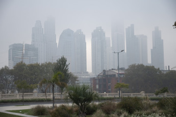 Buenos Aires, Argentina.- En las fotos tomadas el 24 de abril del 2023, muestra las calles de Buenos Aires cubierta por una densa capa de humo. Los cielos en la capital de Argentina y una extensa zona de su extrarradio fueron invadidas por un intenso humo y un fuerte olor a quemado cuyo origen seria un incendio forestal en Uruguay.