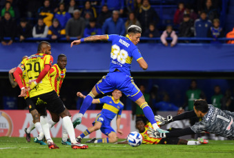 Buenos Aires, Argentina.- En las fotos tomadas el 18 de abril del 2023, durante el encuentro entre Boca Juniors y Deportivo Pereira por la fecha 2 del Grupo F de la Copa Libertadores 2023 en el estadio Alberto J. Armando, la ‘Bombonera’ de Buenos Aires. Boca venció 2-1 al equipo de Pereira, con goles de Luis Advíncula y Alan Varela. El club argentino remontó sobre el final del partido y logró su primer triunfo en el torneo de Conmebol.