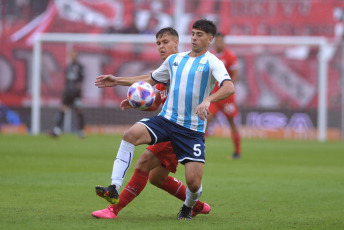 Buenos Aires, Argentina.- En las fotos tomadas el 16 de abril del 2023, Independiente y Racing Club juegan el clásico de Avellaneda en el estadio Ricardo Bochini, en un encuentro válido por la duodécima jornada de la Liga Profesional de Fútbol. Independiente y Racing empataron 1-1, en un duelo que se vio envuelto en polémica por un penal cobrado a la visita para el empate de Matías Rojas a los 38 minutos.