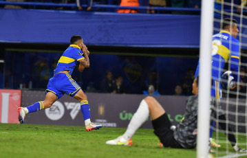 Buenos Aires, Argentina.- En las fotos tomadas el 18 de abril del 2023, durante el encuentro entre Boca Juniors y Deportivo Pereira por la fecha 2 del Grupo F de la Copa Libertadores 2023 en el estadio Alberto J. Armando, la ‘Bombonera’ de Buenos Aires. Boca venció 2-1 al equipo de Pereira, con goles de Luis Advíncula y Alan Varela. El club argentino remontó sobre el final del partido y logró su primer triunfo en el torneo de Conmebol.