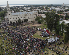 Santa Fe, Argentina.- En las fotos tomadas el 23 de abril del 2023, miles de fieles participaron de la 124° peregrinación a la Basílica Nuestra Señora de Guadalupe de la ciudad de Santa Fe, la principal festividad del catolicismo de la provincia, con coloridas procesiones que llegaron desde distintas localidades para homenajear a la patrona de la diócesis local. La fiesta, que este año tuvo como lema "María, renueva nuestra esperanza y venda nuestras heridas", se inició el sábado con diversas actividades.