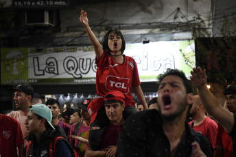 Buenos Aires, Argentina.- En las fotos tomadas el 11 de abril del 2023, tras la renuncia de Fabian Doman, los socios de Independiente protestaron frente a la sede del club. La crisis en Independiente se acentuó con la noticia de que Doman presentara su renuncia al cargo de presidente por intermedio de un comunicado que difundió en sus redes sociales.