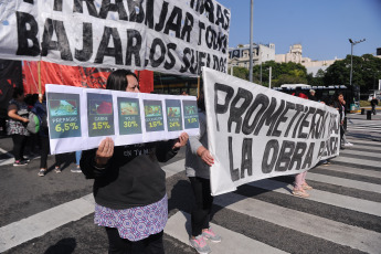 Buenos Aires, Argentina.- En las fotos tomadas el 17 de abril del 2023, miembros de distintos sectores sociales protestaban frente al Ministerio de Desarrollo Social, en Buenos Aires, por la llegada de la general Laura Richardson, jefa del Comando Sur de EE.UU, así como contra la interferencia de EE.UU. en la región y las políticas del Fondo Monetario Internacional (FMI). Los manifestantes denuncian que la alta funcionaria militar ha mostrado en sus discursos la "actitud neocolonial" que mantiene la Casa Blanca hacia la región.