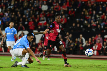 Rosario, Argentina.- En las fotos tomadas el 18 de abril del 2023, durante el encuentro entre Newell’s Old Boys y Blooming por la Copa Sudamericana 2023, en el Estadio Marcelo Bielsa. Con goles de Portillo (doblete) y Reasco, Newell’s, derrotó 3-0 a Blooming, en un partido que consagró el liderato del equipo rosarino en el seno del Grupo E.