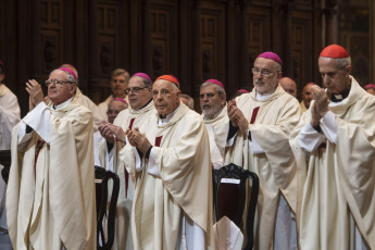 Buenos Aires, Argentina.- En las fotos tomadas el 24 de abril del 2023, el Episcopado celebró al Papa con una misa en la Catedral metropolitana e inició una semana de deliberaciones. La 122° asamblea plenaria de la Conferencia Episcopal Argentina (CEA), integrada por obispos de todo el país, comenzó este lunes una semana de deliberaciones con una misa de acción de gracias con motivo de los 10 años del pontificado de Francisco.