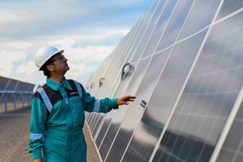 San Juan, Argentina.- En las fotos tomadas el 19 de abril del 2023, muestra el Parque Solar Zonda ubicado en la localidad de Bella Vista, Iglesia en la provincia de San Juan. El parque generará energía solar fotovoltaica por un total de 300 MW, en tres etapas de 100 MW cada una, equivalente al consumo de más de 240.000 hogares, de la mano de un proyecto que permitirá duplicar la capacidad de generación solar instalada en San Juan.