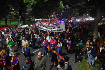 Buenos Aires, Argentina.- En las fotos tomadas el 24 de abril del 2023, unas 3.000 personas participaron de una marcha de antorchas para conmemorar el 108º aniversario del Genocidio Armenio, que partió desde la Facultad de Derecho de la UBA, en el barrio porteño de Recoleta, con consignas de justicia y reparación, organizada por la Mesa Inter Juvenil de la Comunidad Armenia de Buenos Aires (MICA). El 24 de abril, se cumplió el 108º aniversario del genocidio armenio, la masacre de millón y medio de personas, cometida entre 1915 y 1923, por el Imperio otomano, la actual Turquía.