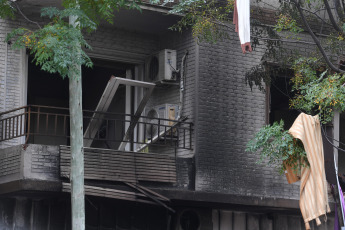 Buenos Aires, Argentina.- En las fotos tomadas el 25 de abril del 2023, muestra el lugar de la explosión en una vivienda en la localidad de Santos Lugares en la provincia de Buenos Aires. El hecho, dejó al menos seis heridos y se habría producido a raíz de una gran fuga de gas, por lo que 40 familias debieron ser evacuadas en un radio de 100 metros, informaron fuentes del partido bonaerense de Tres de Febrero.