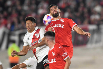 Buenos Aires, Argentina.- En las fotos tomadas el 23 de abril del 2023, durante el partido entre River Plate e Independiente en el Estadio Más Monumental por la jornada 13 de la Liga Profesional Argentina. River venció por 2-0 a Independiente como local, en un partido de la jornada 13 de la Liga Profesional Argentina. Para River los goles fueron marcados por Esequiel Barco (a los 17 minutos) y Miguel Borja (a los 80 minutos).