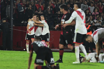 Rosario, Argentina.- En las fotos tomadas el 16 de abril del 2023, durante el partido entre River Plate y Newell’s en Rosario por la Liga Profesional Argentina. Con gol de Pablo Solari, River Plate venció 1-0 a Newell’s como visitante y se mantiene en la cima de la Liga Profesional de Fútbol con 30 puntos al cabo de 12 jornadas.