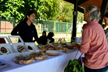 San Juan, Argentina.- En las fotos tomadas el 24 de abril del 2023, las personas compran sus alimentos en una feria de productores locales en San Juan, Argentina. El peso argentino se debilitó hasta un 4,2 % en el mercado cambiario paralelo, la mayor caída de este año, luego de que la inflación aumentara en marzo. En este sentido, los precios al consumidor han subido un 104,3 % en el último año.