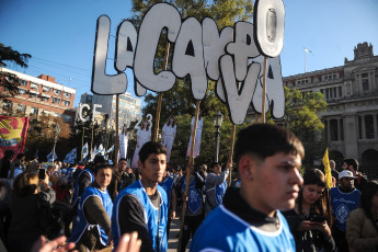 Buenos Aires, Argentina.- En las fotos tomadas el 13 de abril del 2023, diversas organizaciones políticas y gremiales argentinas marcharon en la capital para denunciar la proscripción y la persecución judicial a la vicepresidenta Cristina Fernández de Kirchner. La manifestación se realizó en la Plaza Lavalle frente al Palacio de Justicia, sede de la Corte Suprema, donde se buscó revertir la decisión de la vicepresidenta de no presentarse como candidata a las próximas elecciones presidenciales, luego del fallo del Tribunal Oral Federal 2.