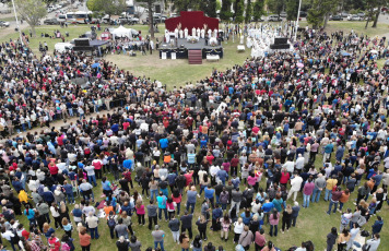 Santa Fe, Argentina.- En las fotos tomadas el 23 de abril del 2023, miles de fieles participaron de la 124° peregrinación a la Basílica Nuestra Señora de Guadalupe de la ciudad de Santa Fe, la principal festividad del catolicismo de la provincia, con coloridas procesiones que llegaron desde distintas localidades para homenajear a la patrona de la diócesis local. La fiesta, que este año tuvo como lema "María, renueva nuestra esperanza y venda nuestras heridas", se inició el sábado con diversas actividades.