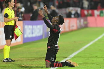 Rosario, Argentina.- En las fotos tomadas el 18 de abril del 2023, durante el encuentro entre Newell’s Old Boys y Blooming por la Copa Sudamericana 2023, en el Estadio Marcelo Bielsa. Con goles de Portillo (doblete) y Reasco, Newell’s, derrotó 3-0 a Blooming, en un partido que consagró el liderato del equipo rosarino en el seno del Grupo E.