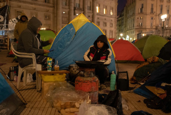 Buenos Aires, Argentina.- In the photos taken on April 20, 2023, left-wing social organizations grouped in the Piquetera Unit (UP) held a camp in Plaza de Mayo, in front of the Casa Rosada, "against adjustment, hunger and the IMF". The protest was part of the plan to fight "against adjustment and hunger" and aims to improve the situation of those who make up the popular economy.