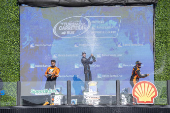 El Calafate, Argentina.- En las fotos tomadas el 17 de abril del 2023, Julián Santero, al mando de un Ford, ganó la cuarta fecha de Turismo Carretera disputada en el autódromo de El Calafate, que se estrenó este fin de semana en la carrera de la categoría más popular del automovilismo argentino. La próxima fecha del Turismo Carretera se llevará a cabo el 29 y 30 de abril en el autódromo de Concepción del Uruguay, en Entre Ríos.