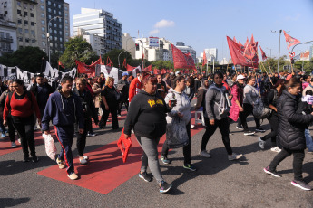 Buenos Aires, Argentina.- En las fotos tomadas el 17 de abril del 2023, miembros de distintos sectores sociales protestaban frente al Ministerio de Desarrollo Social, en Buenos Aires, por la llegada de la general Laura Richardson, jefa del Comando Sur de EE.UU, así como contra la interferencia de EE.UU. en la región y las políticas del Fondo Monetario Internacional (FMI). Los manifestantes denuncian que la alta funcionaria militar ha mostrado en sus discursos la "actitud neocolonial" que mantiene la Casa Blanca hacia la región.