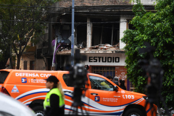 Buenos Aires, Argentina.- En las fotos tomadas el 25 de abril del 2023, muestra el lugar de la explosión en una vivienda en la localidad de Santos Lugares en la provincia de Buenos Aires. El hecho, dejó al menos seis heridos y se habría producido a raíz de una gran fuga de gas, por lo que 40 familias debieron ser evacuadas en un radio de 100 metros, informaron fuentes del partido bonaerense de Tres de Febrero.