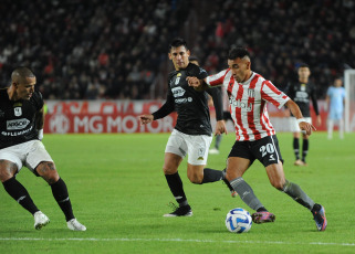 La Plata, Argentina.- En las fotos tomadas el 18 de abril del 2023, Estudiantes recibió en La Plata a Tacuary, de Paraguay, por la segunda fecha del Grupo C de la Copa Sudamericana. Estudiantes de La Plata triunfó con 4-0 sobre Tacuary paraguayo en un encuentro que le permitió comandar, junto con Bragantino, el grupo C en esta segunda jornada de la Copa Sudamericana.