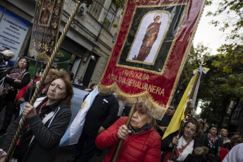 Buenos Aires, Argentina.- En las fotos tomadas el 19 de abril del 2023, miles de peregrinos se acercaron con estampitas, llaves y velas al santuario de San Expedito en la parroquia Nuestra Señora de Balvanera, en Once, que como cada 19 de abril deja sus puertas abiertas las 24 horas para el ingreso de los fieles del santo patrono de las causas justas y urgentes.