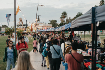 San Juan, Argentina.- En las fotos tomadas el 24 de abril del 2023, las personas compran sus alimentos en una feria de productores locales en San Juan, Argentina. El peso argentino se debilitó hasta un 4,2 % en el mercado cambiario paralelo, la mayor caída de este año, luego de que la inflación aumentara en marzo. En este sentido, los precios al consumidor han subido un 104,3 % en el último año.