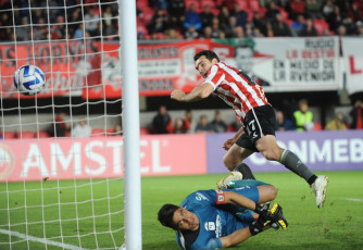 La Plata, Argentina.- En las fotos tomadas el 18 de abril del 2023, Estudiantes recibió en La Plata a Tacuary, de Paraguay, por la segunda fecha del Grupo C de la Copa Sudamericana. Estudiantes de La Plata triunfó con 4-0 sobre Tacuary paraguayo en un encuentro que le permitió comandar, junto con Bragantino, el grupo C en esta segunda jornada de la Copa Sudamericana.