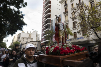 Buenos Aires, Argentina.- En las fotos tomadas el 19 de abril del 2023, miles de peregrinos se acercaron con estampitas, llaves y velas al santuario de San Expedito en la parroquia Nuestra Señora de Balvanera, en Once, que como cada 19 de abril deja sus puertas abiertas las 24 horas para el ingreso de los fieles del santo patrono de las causas justas y urgentes.