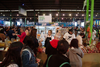 Buenos Aires, Argentina.- En las fotos tomadas el 16 de abril del 2023, miles de personas asistieron a la última jornada del Mercado Argentino de Productos y Productores Agroalimentarios (Mappa), que se desarrolló en el barrio porteño de Colegiales. La última jornada del Mercado Argentino de Productos y Productores Agroalimentarios contó con la presencia de 320 grandes exponentes de la gastronomía nacional, quienes ofrecieron al público una amplia gama de más de siete mil productos de diferentes regiones del país.