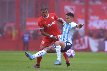 Buenos Aires, Argentina.- En las fotos tomadas el 16 de abril del 2023, Independiente y Racing Club juegan el clásico de Avellaneda en el estadio Ricardo Bochini, en un encuentro válido por la duodécima jornada de la Liga Profesional de Fútbol. Independiente y Racing empataron 1-1, en un duelo que se vio envuelto en polémica por un penal cobrado a la visita para el empate de Matías Rojas a los 38 minutos.