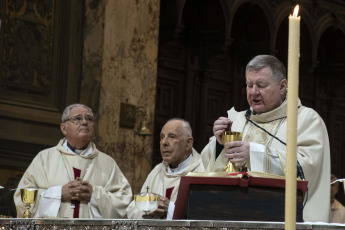 Buenos Aires, Argentina.- En las fotos tomadas el 24 de abril del 2023, el Episcopado celebró al Papa con una misa en la Catedral metropolitana e inició una semana de deliberaciones. La 122° asamblea plenaria de la Conferencia Episcopal Argentina (CEA), integrada por obispos de todo el país, comenzó este lunes una semana de deliberaciones con una misa de acción de gracias con motivo de los 10 años del pontificado de Francisco.