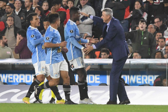 Buenos Aires, Argentina.- En las fotos tomadas el 19 de abril del 2023, River Plate enfrentó a Sporting Cristal en un partido por la segunda fecha del grupo D de la Copa Libertadores, en el estadio Monumental, en Buenos Aires, ante más de 80.000 espectadores. El argentino River Plate le ganó al peruano Sporting Cristal 4-2, por lo que suma tres puntos, pese a jugar buena parte del encuentro con diez jugadores por la expulsión del defensor Enzo Díaz (38).