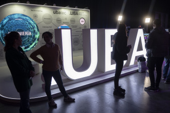 Buenos Aires, Argentina.- En las fotos tomadas el 20 de abril del 2023, muestra la feria IT Joven, que comenzó este miércoles en Tecnópolis con una amplia participación de jóvenes y autoridades que recorrieron la muestra compuesta por las principales empresas de tecnología, robótica y desarrollo de ciencia del país en conjunto con más de 20 universidades que durante cinco días buscará promover el interés sobre los últimos avances de la tecnología en jóvenes que empiezan a integrarse al mundo digital.