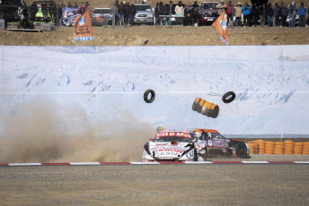 El Calafate, Argentina.- En las fotos tomadas el 17 de abril del 2023, Julián Santero, al mando de un Ford, ganó la cuarta fecha de Turismo Carretera disputada en el autódromo de El Calafate, que se estrenó este fin de semana en la carrera de la categoría más popular del automovilismo argentino. La próxima fecha del Turismo Carretera se llevará a cabo el 29 y 30 de abril en el autódromo de Concepción del Uruguay, en Entre Ríos.