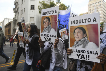 Buenos Aires, Argentina.- En las fotos tomadas el 17 de abril del 2023, miembros de distintos sectores sociales protestaban frente al Ministerio de Desarrollo Social, en Buenos Aires, por la llegada de la general Laura Richardson, jefa del Comando Sur de EE.UU, así como contra la interferencia de EE.UU. en la región y las políticas del Fondo Monetario Internacional (FMI). Los manifestantes denuncian que la alta funcionaria militar ha mostrado en sus discursos la "actitud neocolonial" que mantiene la Casa Blanca hacia la región.