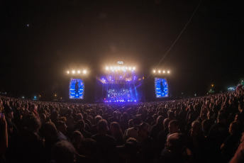 Buenos Aires, Argentina.- En las fotos tomadas el 28 de abril del 2023, durante la última presentación del grupo estadounidense Kiss que cerró el festival Masters of Rock en el Parque de la Ciudad de Buenos Aires, Argentina. El evento, congregó, según los organizadores, a 45.000 amantes de una de las vertientes duras del género para realizar una emotiva despedida a Kiss.