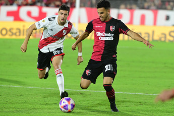 Rosario, Argentina.- En las fotos tomadas el 16 de abril del 2023, durante el partido entre River Plate y Newell’s en Rosario por la Liga Profesional Argentina. Con gol de Pablo Solari, River Plate venció 1-0 a Newell’s como visitante y se mantiene en la cima de la Liga Profesional de Fútbol con 30 puntos al cabo de 12 jornadas.