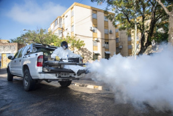 Rosario, Argentina.- En las fotos tomadas el 27 de abril del 2023, trabajadores sanitarios realizan un operativo de fumigación para prevenir el dengue. La Administración Nacional de Medicamentos, Alimentos y Tecnología médica de Argentina (ANMAT) informó que autorizó el uso de una vacuna japonesa contra el dengue. La entidad indicó que la vacuna, conocido como TAK-003 del laboratorio Takeda, está indicada para todas las personas mayores de 4 años, hayan o no tenido la enfermedad provocada por el mosquito.